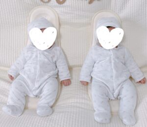 일란성 쌍둥이 구별법 예시 사진: 이름표를 활용해 둥이들을 구분하는 방법